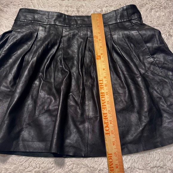 Banana Republic Women’s Lambs Leather Pleated Mini Skirt • Black • Size 10 - Picture 3 of 10